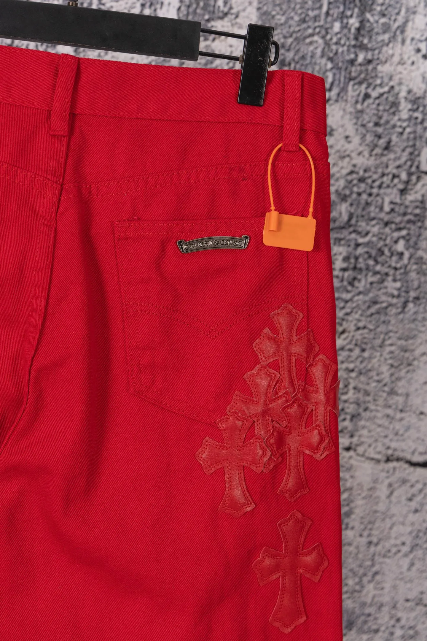 P250 CH Chromehearts Paris-limited red cross-patched leather red jeans, priced at 34W, patched with cross-patterns, washed jeans! ! An absolutely high-end luxury product, a 1.9W-level god-level single product, a super popular product, made by top heavy industry, a magic weapon that cannot be missed! [About Zangyin] This is an extremely luxurious fashion brand that can also be called the aristocracy of the high street. It has always been an exclusive brand for some hipsters or rich second generations. Compared with ordinary high streets, it is more luxurious and noble. Compared with luxury brands, it is more fashionable and individual. It has always been a brand that I have a special liking for. [Top heavy industry fashion design] Consistently high-street luxury style. Speaking of this style, the Zangyin family and GU family are definitely the leading representative brands. Especially the Zangyin family has really achieved a state-of-the-art effect in creating high-street style. The unique washed material is used to create this style. The color system is already quite eye-catching. After it is decorated with patchwork cross flowers, it cleverly highlights the charm of the brand. Secondly, this style uses classic The high-waist cutting design highlights the long legs and fashionable temperament of the upper body. The brand is highly recognizable and the slim fit configuration is more suitable for daily wear. It is a product that interprets personality, fashion, and specifications at a glance. This single product is enough to make any fan excited. It can be a white T-shirt for a youthful college style, or a tight suspender for a royal style. It has strong matching ability and can be easily controlled by men.  [Materials and craftsmanship] Needless to say, this point goes without saying. As an excellent craftsman brand, Zangyin’s requirements for details and craftsmanship are really perfect. The washed color of this model has gone through so many processes, not to mention the embellishment of denim appliques. It is also purely hand-made and sewn. Just like what they believe in, only hand-made things have soul and have the meaning of wear. A top-notch heavy-duty fashionable denim item, I look forward to your perfect interpretation! !  Color: red Size: 28-34